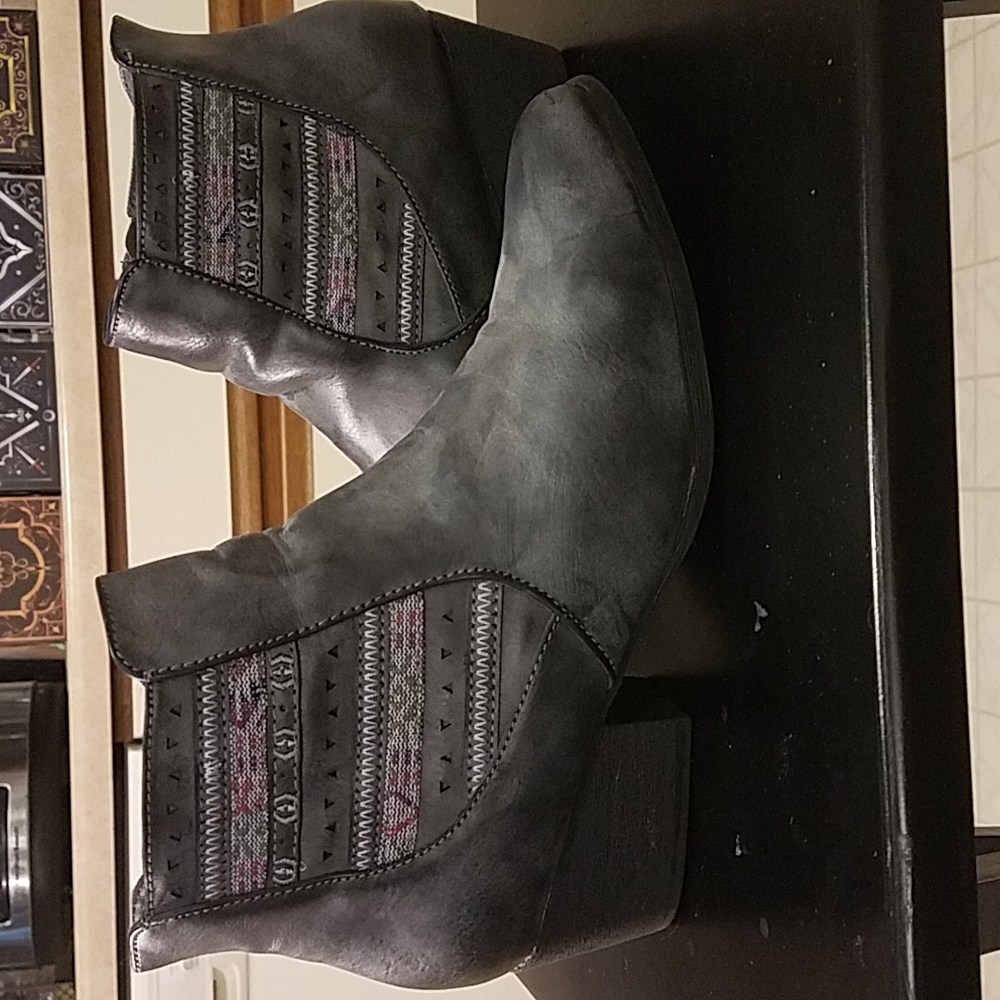 Maurice's Gray Aztec Pattern Boots Size 11m